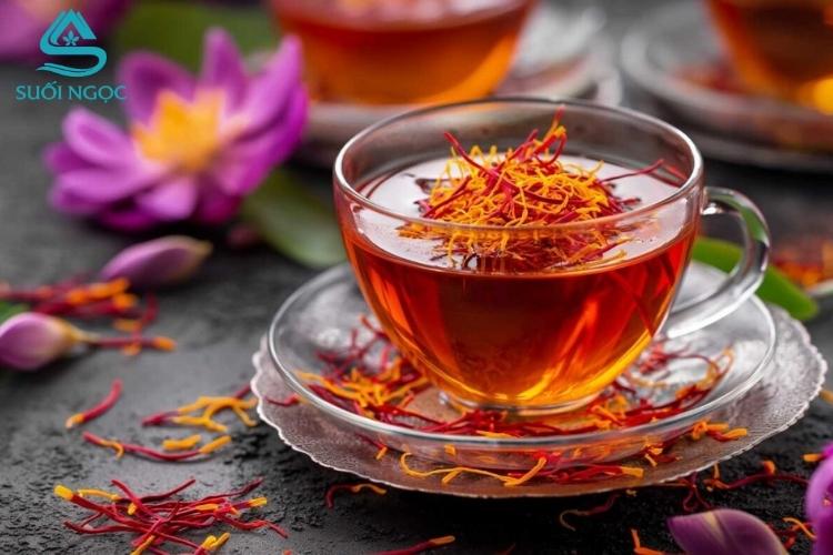 Trà saffron có vị ngọt nhẹ hơi giống mật ong, pha gỗ trầm nhẹ