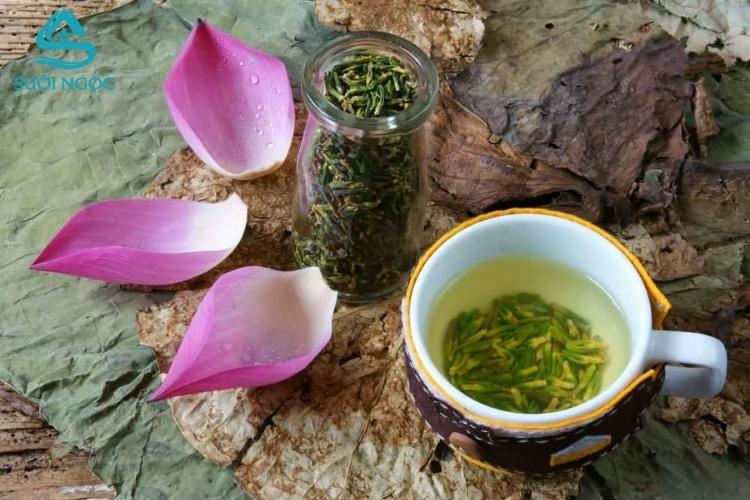 Trà tâm sen có vị đắng đặc trưng, mạnh nhưng không gắt, sau ngọt dần và mát nhẹ.