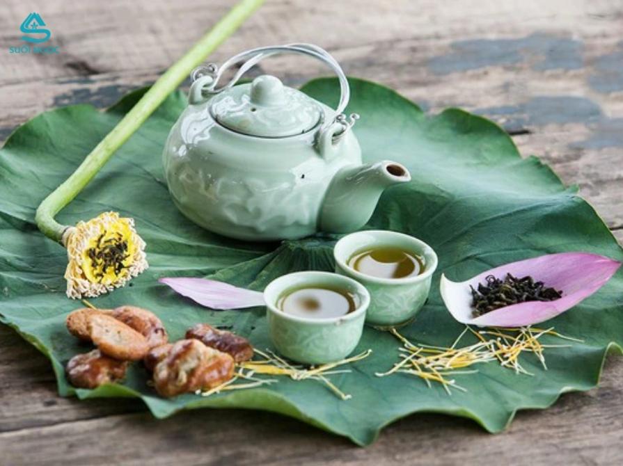 Ai nên thận trọng khi uống trà lá sen?